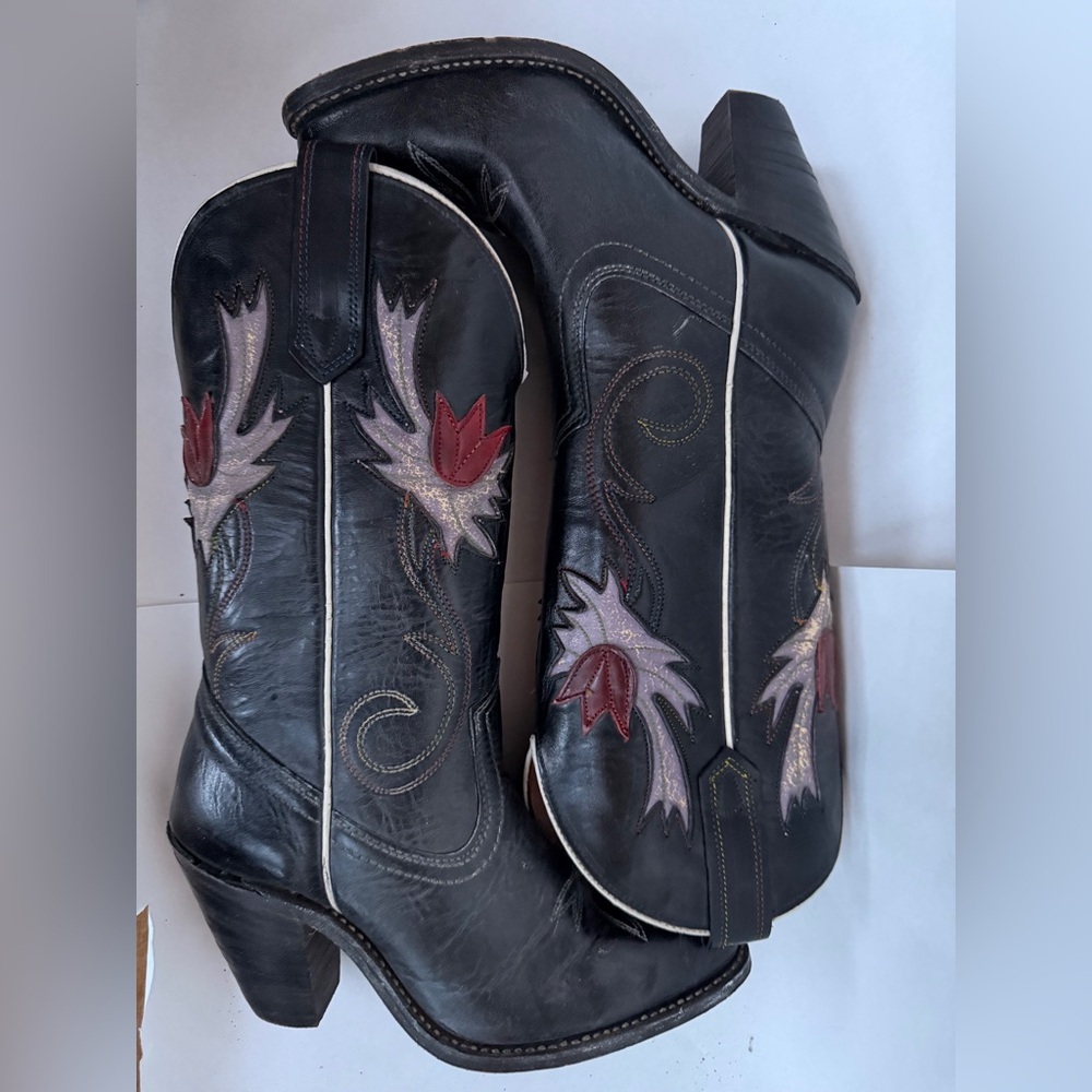 Miss Capezio black leather heeled cowboy boots with White and red floral inlays - Picture 2 of 4